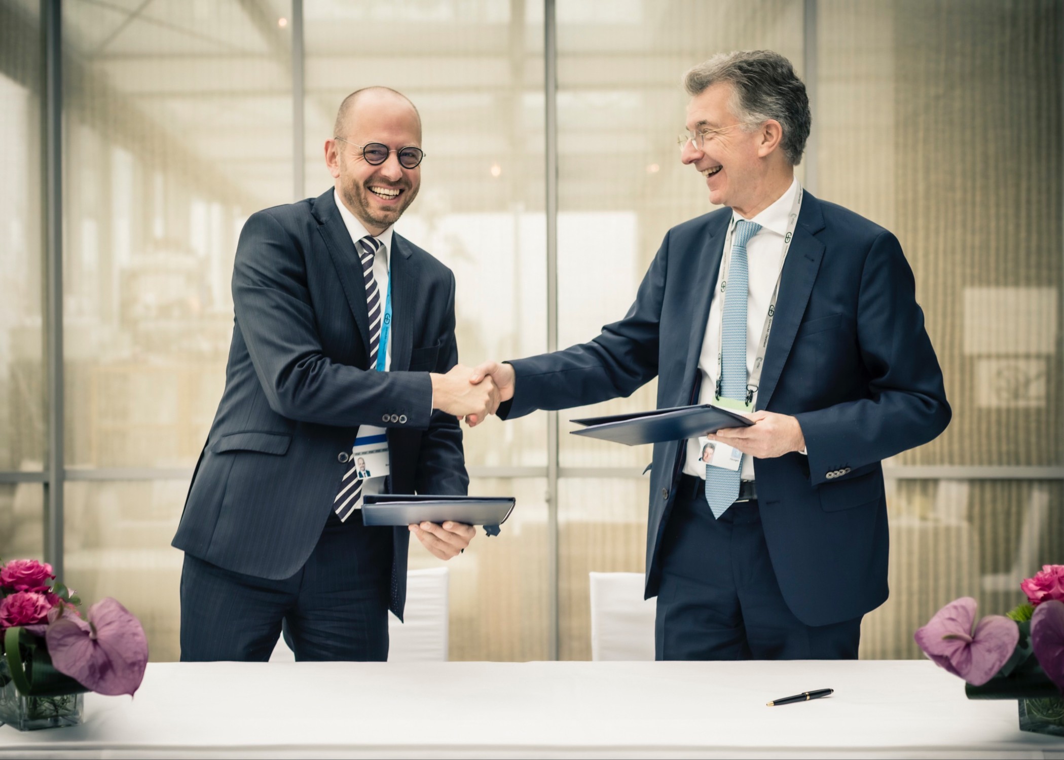 Representatives of Munich Security Conference and Siemens Energy sign the renewed contract.