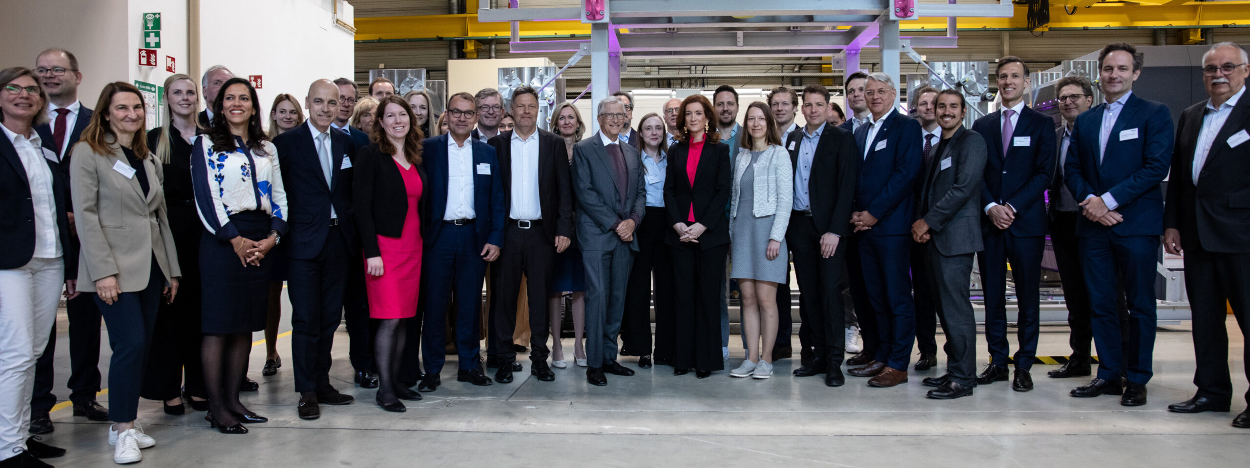 Group image of members of the Energy Resilience Leadership Group  including Vice Chancellor Robert Habeck, Cleantech Entrepreneurs, as well as Breakthrough Energy founder Bill Gates. ©Siemens Energy 2024